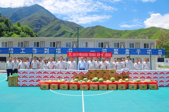 慰問一線員工。崔晨天 攝.JPG